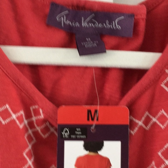 Gloria Vanderbilt, Red, Scoop Neck Top. Size Medium - Picture 4 of 9